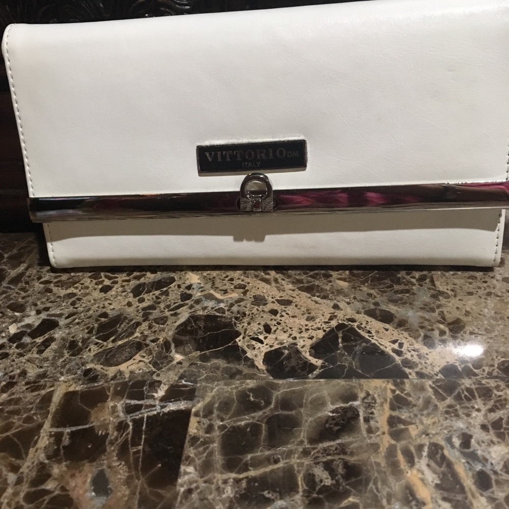 I’m selling a Vittorio Wallet